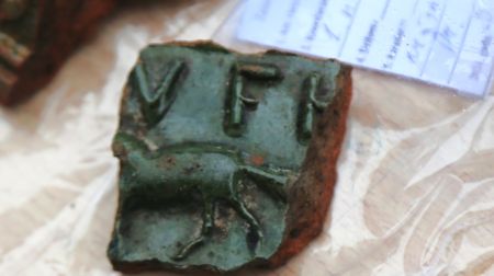 Studenti pēta Zasas muižas pagātni: atrasti krāsns podiņi un flīzes 