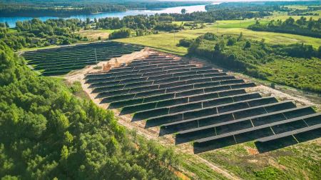 Darbu sāk jaudīgākā saules elektrostacija Aizkraukles novadā