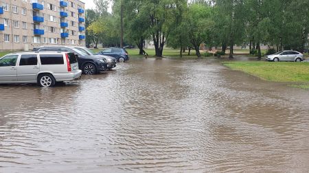 Jēkabpilī applūst ielas un stāvlaukumi