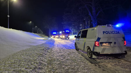 Pļaviņu ielā nodeg trīs garāžas