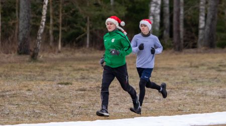 Vecgada skrējienā Jēkabpilī devās aptuveni 100 dalībnieku