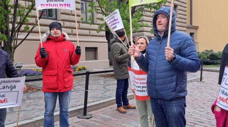 Cistiskās fibrozes pacientu vecāki pulcējas pie Saeimas