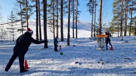 Ģimeņu sportiskajā izaicinājumā ziemas priekus bauda 10 komandas