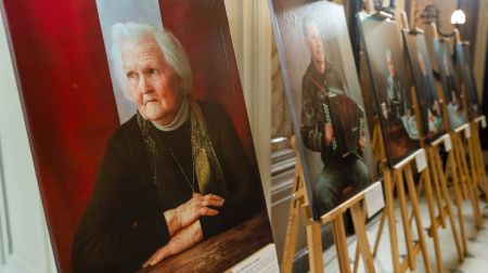 Saeimā atklāta Jēkabpils Vēstures muzeja izstāde “Mēs atgriezāmies”