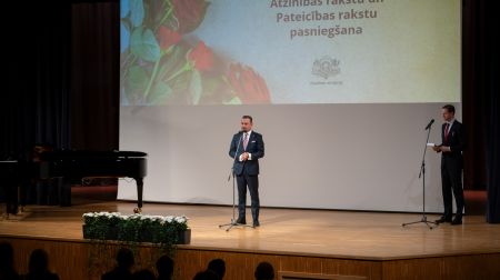 Trīs Jēkabpils ārsti saņem Veselības ministrijas Atzinības rakstu