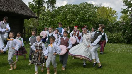 Jēkabpils novadā aizvadīta dziesmu un deju svētku aktivitāte “Savīšanās ceļš”