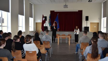 Jēkabpils 2. vidusskolā viesojas Roberts Zīle