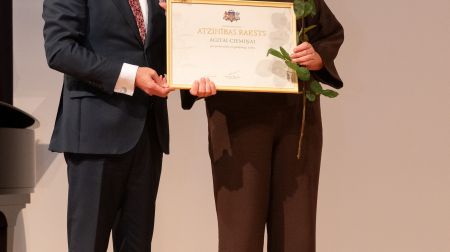 Trīs Jēkabpils ārsti saņem Veselības ministrijas Atzinības rakstu