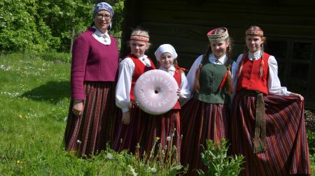 Jēkabpils novadā aizvadīta dziesmu un deju svētku aktivitāte “Savīšanās ceļš”