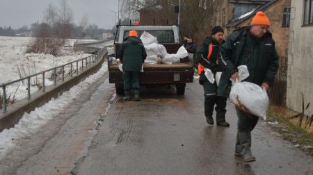 Daugavas aizsargdambim radušās sūces, tiek veikta dambja stiprināšana
