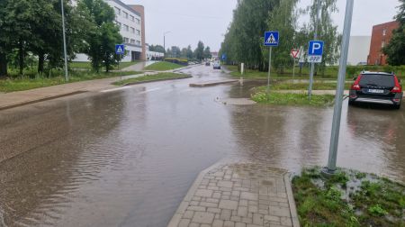 Jēkabpilī applūst ielas un stāvlaukumi