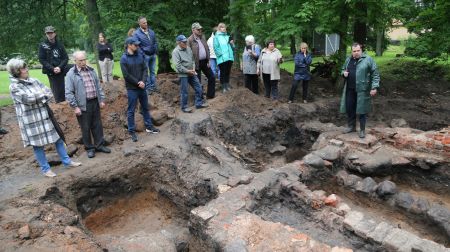 Studenti pēta Zasas muižas pagātni: atrasti krāsns podiņi un flīzes 