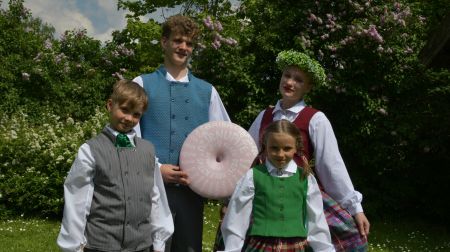 Jēkabpils novadā aizvadīta dziesmu un deju svētku aktivitāte “Savīšanās ceļš”