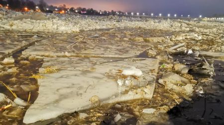  Jēkabpils atbildīgie dienesti sadarbībā ar uzņēmējiem stiprina Daugavas aizsargdambi.