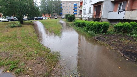 Jēkabpilī applūst ielas un stāvlaukumi