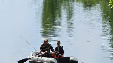 Radžu ūdenskrātuves makšķerēšanas sacensībās lielāko lomu gūst sieviete 