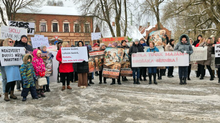 Pikets pret skolu reformu Jēkabpils novadā