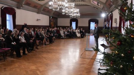 Galiņu ģimene no Jēkabpils novada iededz svētku egli prezidenta pilī