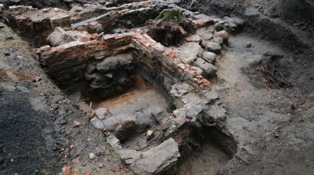 Studenti pēta Zasas muižas pagātni: atrasti krāsns podiņi un flīzes