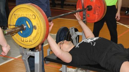 Iesācēju kauss svaru stieņa spiešanā guļus