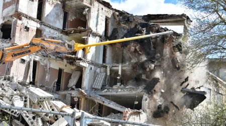 Demontē graustu Madonas ielā 27B