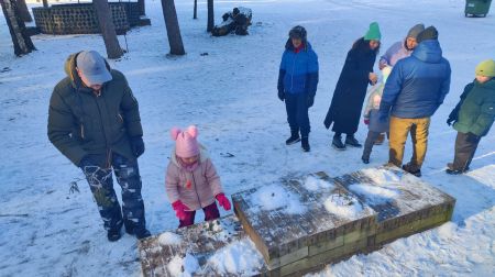 Ģimeņu sportiskajā izaicinājumā ziemas priekus bauda 10 komandas