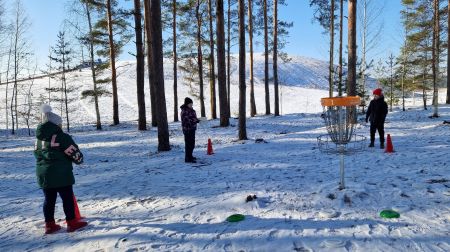 Ģimeņu sportiskajā izaicinājumā ziemas priekus bauda 10 komandas