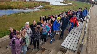 Skolēni dodas kilometru un pakāpienu krāšanas izaicinājumā