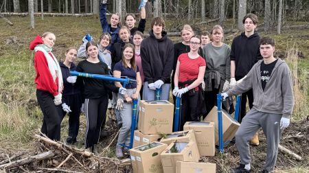Jēkabpils skolēni Kūku pagastā stāda mežu 