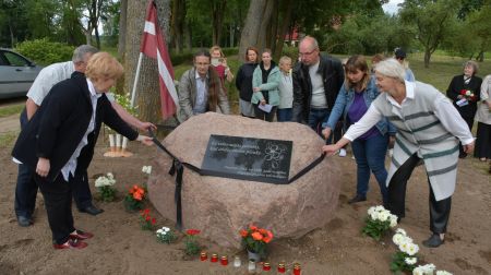 Dignājā atklāts piemiņas akmens deportētajiem pagasta iedzīvotājiem