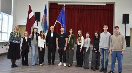 Jēkabpils 2. vidusskolā viesojas Roberts Zīle