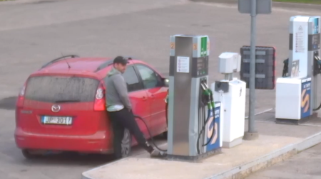 Aknīstē vīrietis apzog degvielas uzpildes staciju