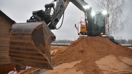 Daugavas aizsargdambim radušās sūces, tiek veikta dambja stiprināšana