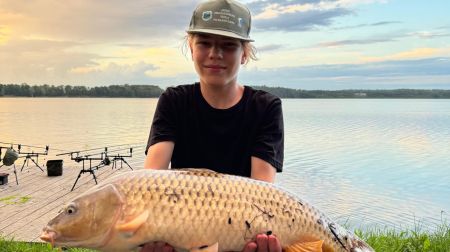 Bērni un jaunieši Baļotes ezerā apguva makšķerēšanas pamatus