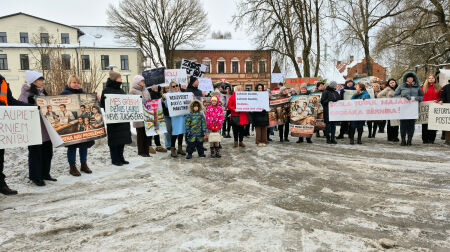 Jēkabpils novadā piketē pret skolu slēgšanu – domes sēdē reforma atbalstīta