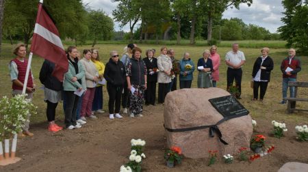 Dignājā atklāts piemiņas akmens deportētajiem pagasta iedzīvotājiem
