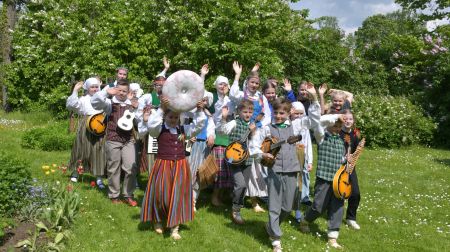 Jēkabpils novadā aizvadīta dziesmu un deju svētku aktivitāte “Savīšanās ceļš”