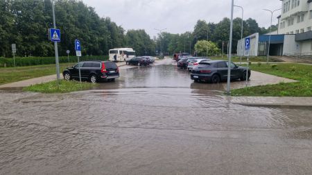 Jēkabpilī applūst ielas un stāvlaukumi