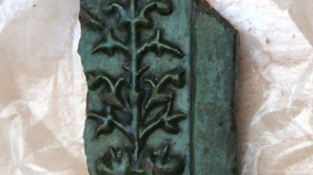 Studenti pēta Zasas muižas pagātni: atrasti krāsns podiņi un flīzes 