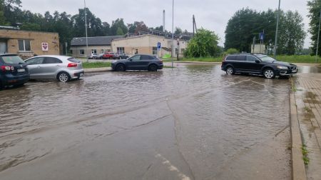 Jēkabpilī applūst ielas un stāvlaukumi