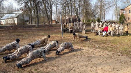 Slates pamatskolā aizvadīta jaunsargu nometne