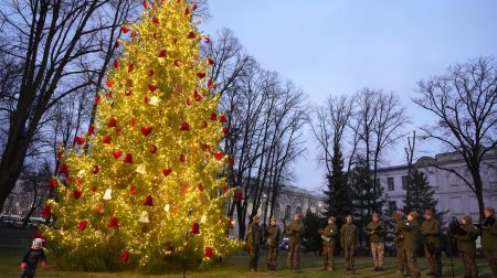 Galiņu ģimene no Jēkabpils novada iededz svētku egli prezidenta pilī