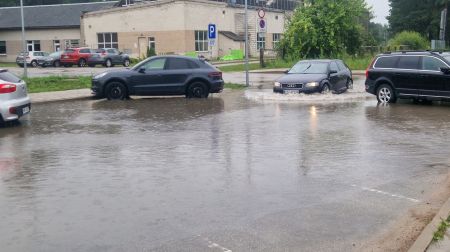 Jēkabpilī applūst ielas un stāvlaukumi