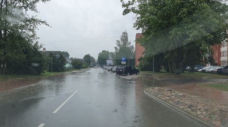 Jēkabpilī applūst ielas un stāvlaukumi