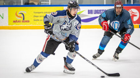Jēkabpils novada atklātajā hokeja čempionātā laurus plūc “Logi un durvis”