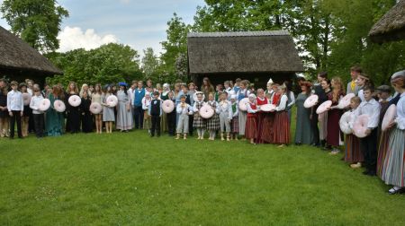 Jēkabpils novadā aizvadīta dziesmu un deju svētku aktivitāte “Savīšanās ceļš”