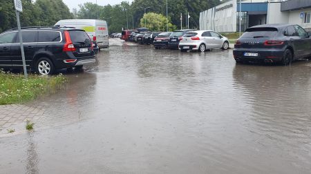 Jēkabpilī applūst ielas un stāvlaukumi