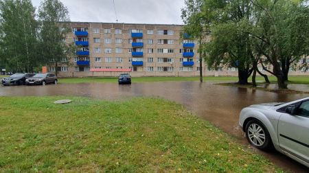 Jēkabpilī applūst ielas un stāvlaukumi