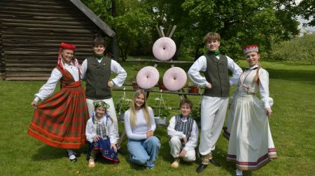 Jēkabpils novadā aizvadīta dziesmu un deju svētku aktivitāte “Savīšanās ceļš”