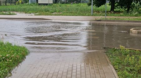 Jēkabpilī applūst ielas un stāvlaukumi